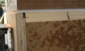 Díky typu a množství použitých materiálů není stěna této dřevostavby žádný drobeček.