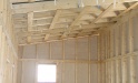 stěny i střešní panely dřevostavby byly dodány bez izolace opláštěné z jedné strany